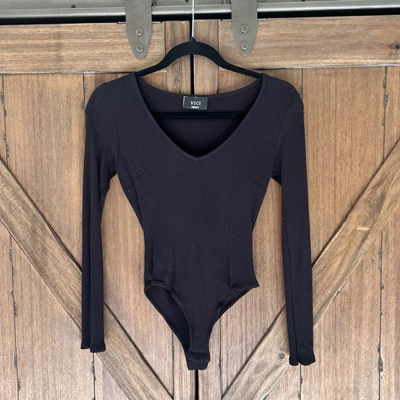 Vici Ribbed Long-Sleeve V-neck Bodysuit in Black Size Medium - Picture 2 of 8